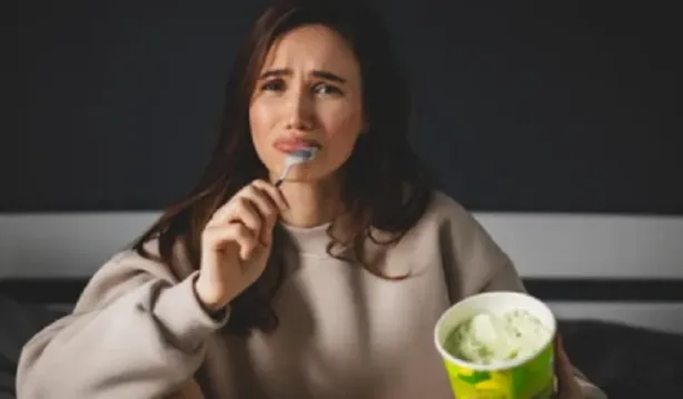 الأكل العاطفي: تكلفة السعرات الحرارية وتأثيره الصحي