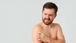 أسباب حكة الجلد بعد الاستحمام وعلاماتها الخطيرة