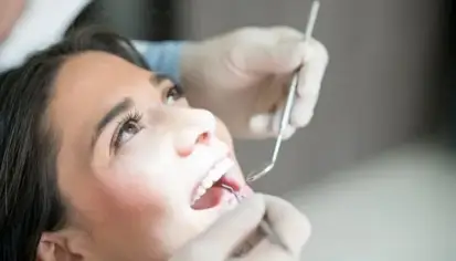 ماذا يخبرك لون أسنانك عن صحتك؟