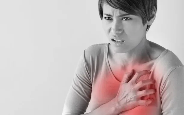 ألم البطن كعرض للنوبة القلبية عند النساء