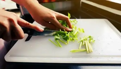 مخاطر صحية خفية في أدوات المطبخ اليومية