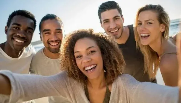 الضحك المعدي: أسبابه وفوائده الصحية