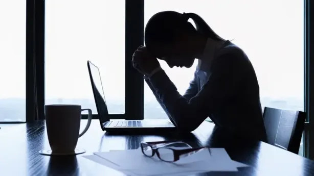 تأثير العمل المفرط على الدماغ والوظائف الإدراكية