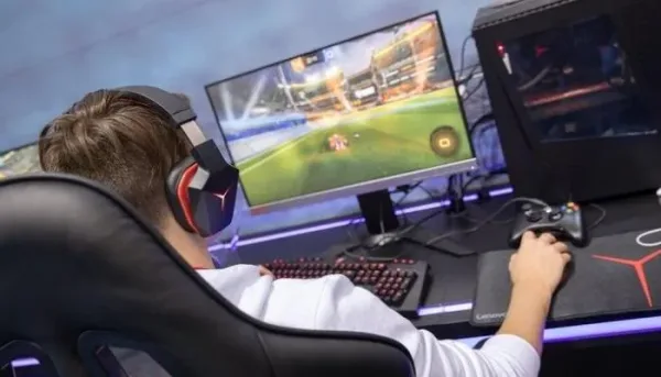 تأثير ألعاب الفيديو لأكثر من 10 ساعات أسبوعياً