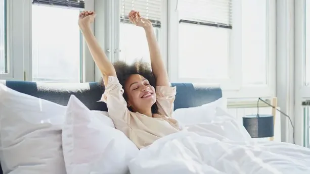 لماذا نستيقظ طبيعياً كل صباح؟ دور هرمون الكورتيزول