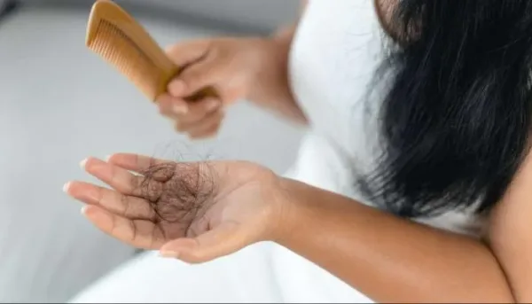 أسباب تساقط الشعر عند النساء وطرق علاجه