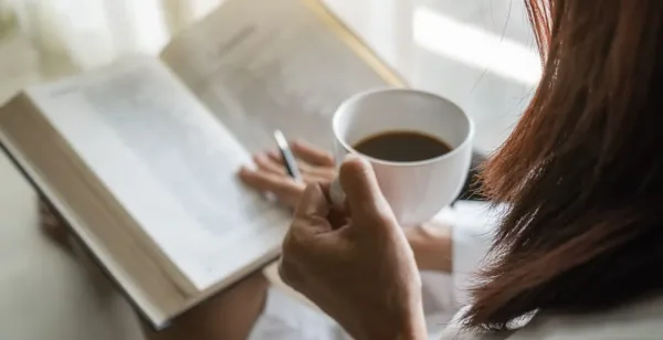 الكتابة باليد: تحفيز الدماغ وتعزيز الإبداع