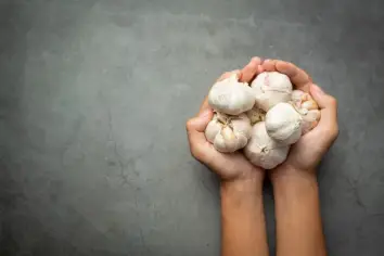 طرق فعالة لإزالة رائحة الثوم من اليدين