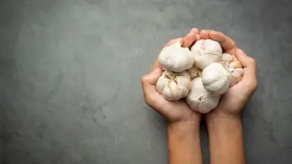 طرق فعالة لإزالة رائحة الثوم من اليدين