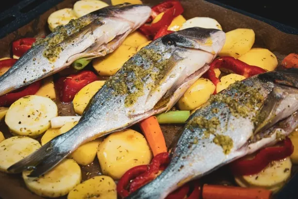 وصفات سمك بالفرن من مطابخ عربية متنوعة