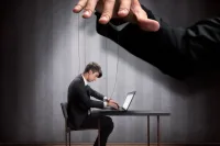 مراقبة الموظفين: أساليبها، فوائدها، ومخاطرها