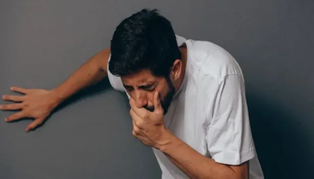 حكم القيء في الصيام: المتعمد وغير المتعمد