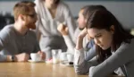 سلوكيات يومية تعمق القلق الاجتماعي