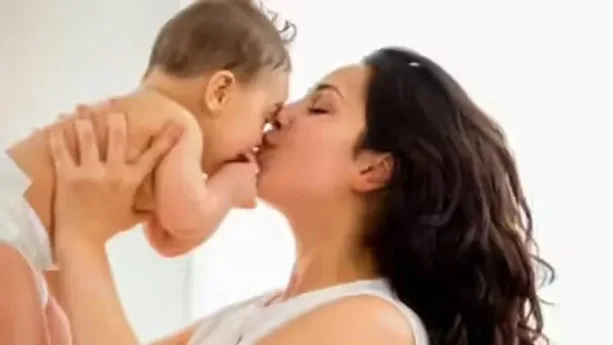 مخاطر تقبيل المواليد الجدد على صحتهم