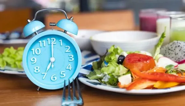 مخاطر التوقف المفاجئ عن الصيام ونصائح الإفطار الآمن