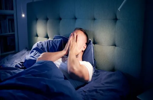 عادات خاطئة تزيد الأرق عند الاستيقاظ ليلاً