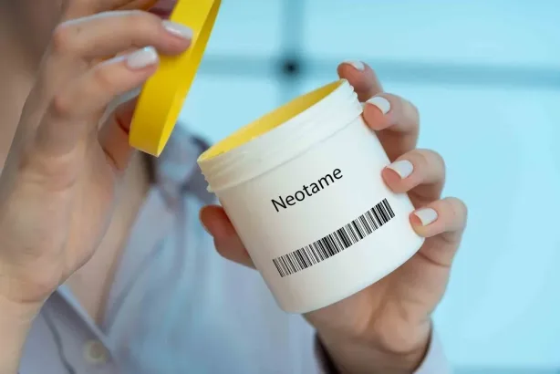 المحليات الصناعية: مخاطرها على الأمعاء واحتمال ارتباطها بالسرطان