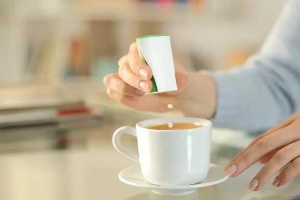 المحليات الصناعية: مخاطرها على الأمعاء واحتمال ارتباطها بالسرطان