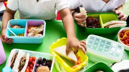 أطعمة يجب تجنبها في وجبات الأطفال المدرسية
