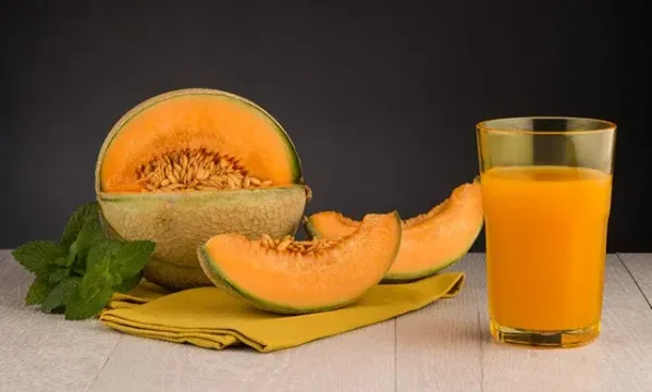 فوائد عصير الشمام الصحية والغذائية