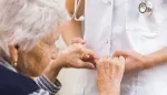 مرض باركنسون: الأعراض، التشخيص، والتعامل معه