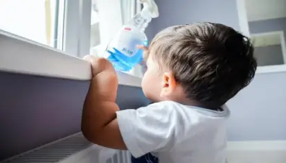تهديد المنظفات المنزلية لصحة الأطفال في المنازل