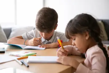 أطفال أكثر تركيزاً… 5 أشياء يفعلها آباؤهم يومياً