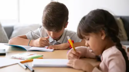 أطفال أكثر تركيزاً… 5 أشياء يفعلها آباؤهم يومياً