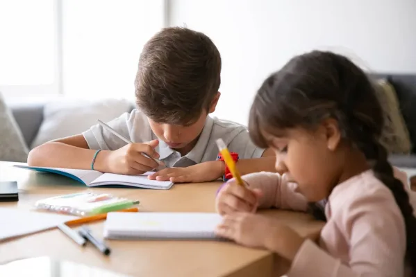 أطفال أكثر تركيزاً… 5 أشياء يفعلها آباؤهم يومياً