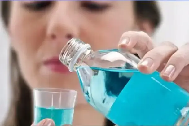 يناقش خبراء طب الأسنان فعالية غسول الفم اليومي، مشيرين إلى أن فوائده قد تكون محدودة مقارنة بالفرشاة والمعجون، مع وجود مخاطر…