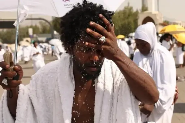 شرح علمي لمخاطر الإجهاد الحراري الذي يواجهه الحجاج في فترة الانتقال الصيفي وتأثيره على صحتهم وسلامتهم.