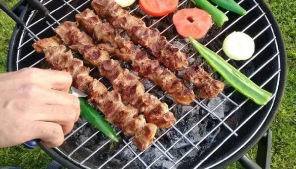 شواء اللحوم الآمن: دور العسل في التتبيلة الصحية