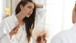 عادات يومية تسبب تساقط الشعر المبكر لدى النساء