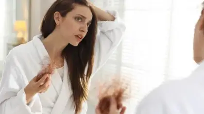 عادات يومية تسبب تساقط الشعر المبكر لدى النساء