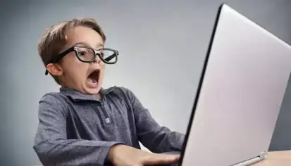 مخاطر وسائل التواصل الاجتماعي على صحة الأطفال والمراهقين