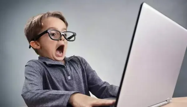 مخاطر وسائل التواصل الاجتماعي على صحة الأطفال والمراهقين