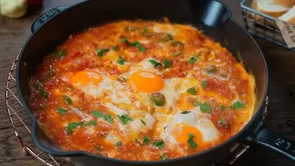 الشكشوكة بالبيض والطماطم
