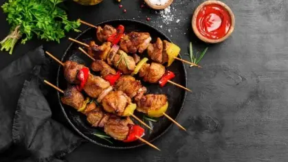 شيش طاووق بالفرن مع الخضروات المشكلة