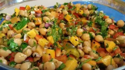 وصفات سلطات الحمص الصحية والمتنوعة