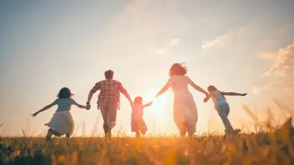 دور العادات الأسرية في بناء شخصية الطفل وثقته بنفسه