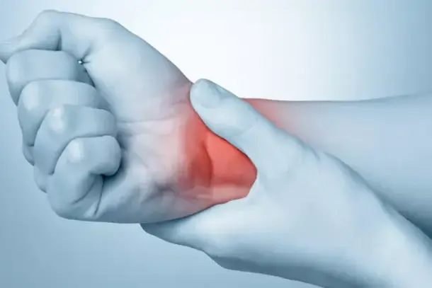 اكتشاف مركب 4-أوكتيل إيتاكونات كعلاج محتمل يستهدف التهاب المفاصل الروماتويدي المزمن.