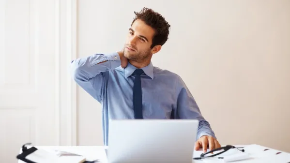 مخاطر الجلوس المطول على صحة الجسم.. كيف يؤثر على القلب والظهر والوزن؟