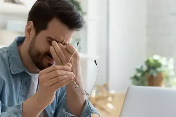 تعرف على الأسباب الرئيسية لإجهاد العين الرقمي وجفافها من الشاشات، واكتشف نصائح عملية بسيطة لحماية بصرك وتحسين راحة عينيك…