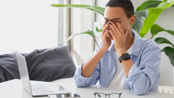 حماية العين من إجهاد الشاشات الرقمي