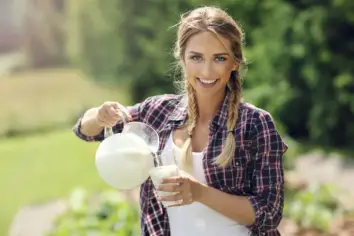 رؤية شرب الحليب في المنام.. هل تبشر بالرزق والخير أم تحمل رسالة تحذير؟
