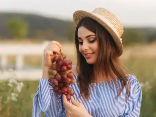 تفسير رؤية أكل العنب في المنام