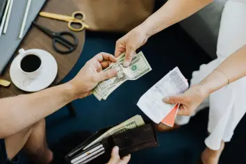 تفسير رؤية إعطاء المال في المنام