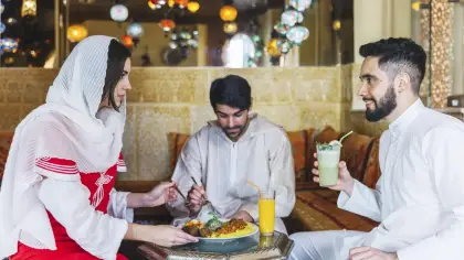 تفسير حلم اجتماع العائلة على مائدة إفطار رمضان
