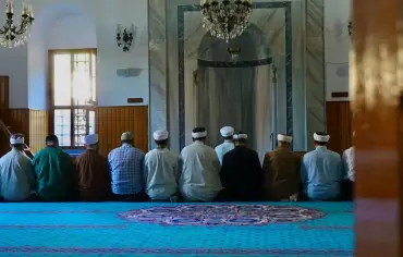 تفسير رؤيا إمامة المصلين في المنام