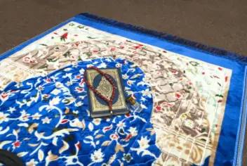 تفسير رؤية سجادة الصلاة في المنام